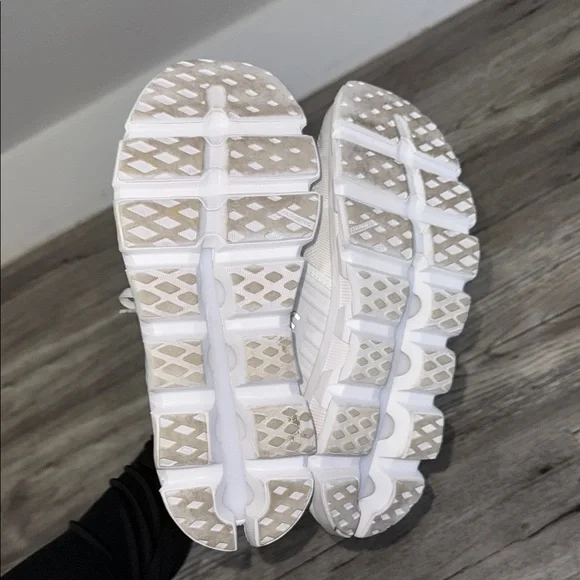 On Running Cloud Swift AD White Athletic Shoes with Chunky Sole - Picture 6 of 7